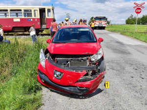 Na Třebíčsku se dnes odpoledne srazil vlak s autem, provoz na železnici se zastavil