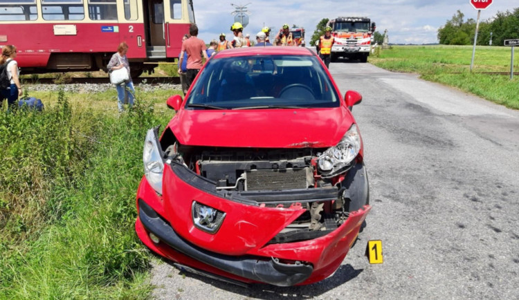 Na Třebíčsku se dnes odpoledne srazil vlak s autem, provoz na železnici se zastavil. Foto: Se svolením Martina Kavky
