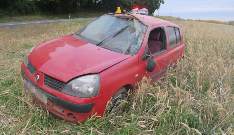 Řidič šel s autem přes střechu. Policisté mu naměřili téměř tři promile