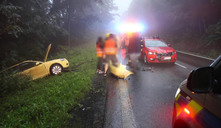 Ve vysoké rychlosti nezvládl průjezd zatáčky, naboural v protisměru jedoucí auto