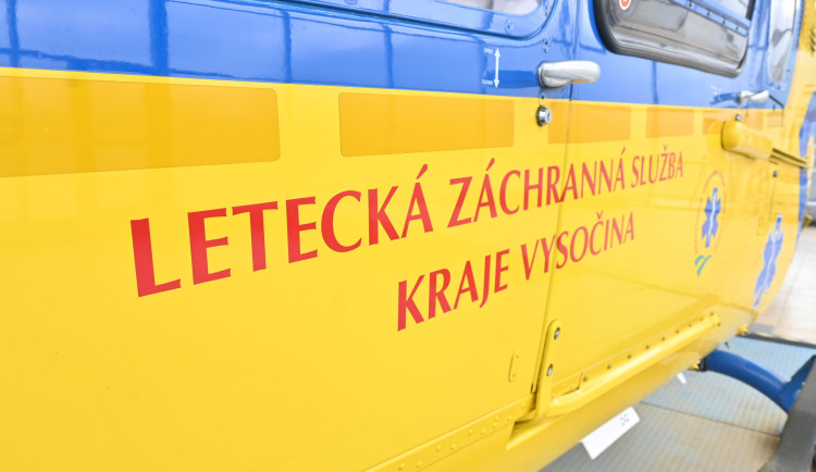 U Kamenice havaroval motorkář. S těžkým zraněním letěl do brněnské nemocnice
