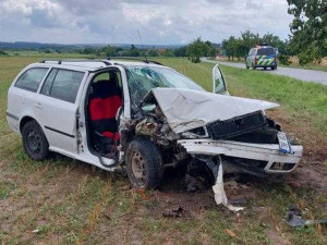 Na rovné silnici havaroval řidič se dvěma zákazy řízení, auto nemělo technickou