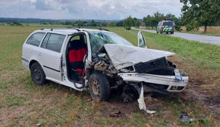 Na rovné silnici havaroval řidič se dvěma zákazy řízení, auto nemělo technickou. Foto: Se svolením Policie ČR