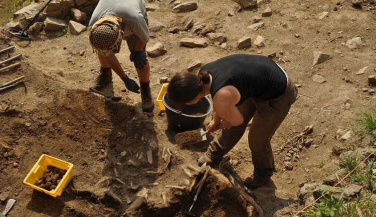Na zřícenině Rokštejna u Brtnice odkrývají odborníci velkou markraběcí lázeň. Foto: Se svolením Ústavu archeologie a muzeologie Masarykovy univerzity