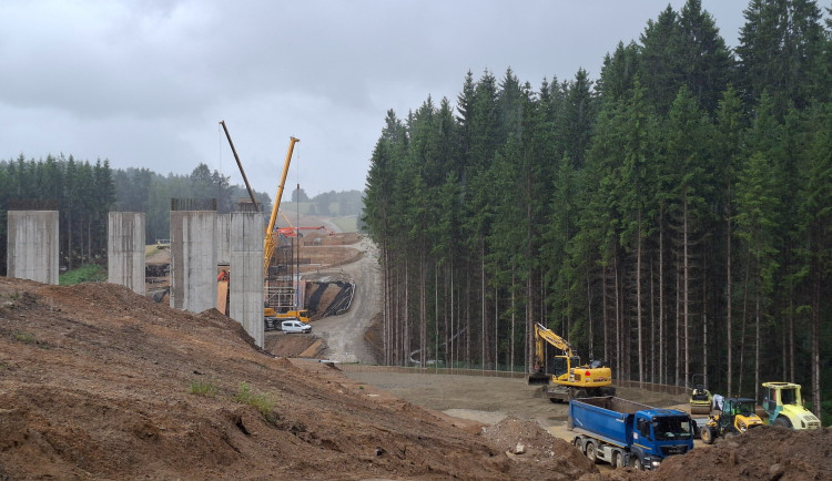 Stavbě dálnice nepřeje počasí. I tak jdou ale práce podle hamornogramu