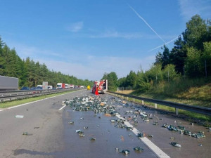 Ranní nadělení. Dálnici D1 zasypaly plechovky, směr na Prahu byl neprůjezdný