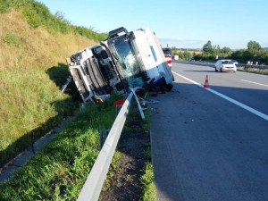 Řidič náklaďáku na dálnici D1 zřejmě usnul a boural. Vyvázl bez zranění