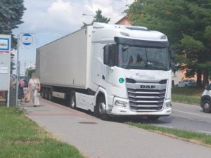 Opilý cizinec řídil kamion. I přes zákaz projížděl Jihlavou, zastavila ho hlídka