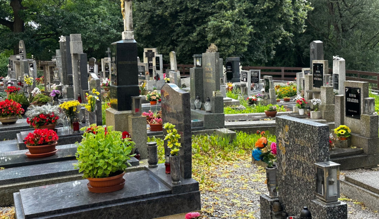 Kuriózní případ ukradené pohřební urny s ostatky zaměstnal policii. A nebylo to zdaleka poprvé