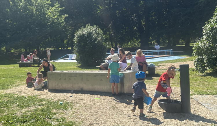 Město rozšířilo relaxační zónu u Maláku. Opravilo loděnici a přidalo vodní prvky