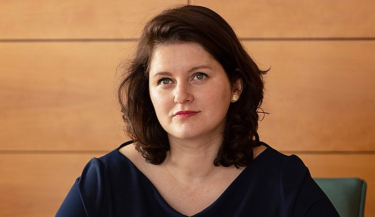 KOMENTÁŘ: Maláčová: Volný pád, nebo Sbal prachy a vypadni?