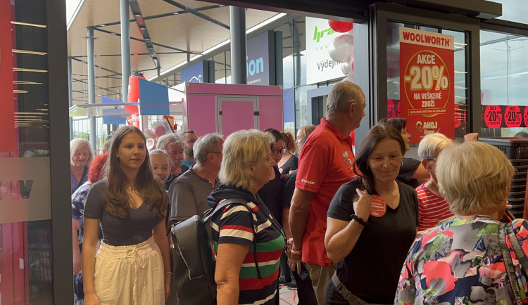 VIDEO: Už i Jihlava má svou prodejnu Woolworth. Dnes se slavnostně otevřela