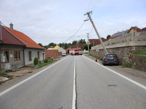 Řidič na Třebíčsku narazil do sloupu, zhruba 60 domácností je teď bez proudu