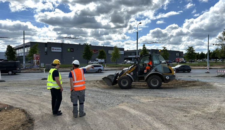 Na přestavbě obřího kruháče podle firem pracuje denně 110 lidí, původní termín ale stejně nestihnou