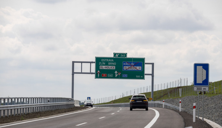 FOTOGALERIE: Klíčový úsek D35 vyhlíží otevření. Úleva pro šoféry u Olomouce nastane od neděle