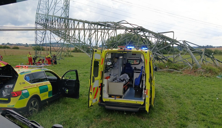 Při pádu stožáru elektrického vedení se vážně zranil jeden muž, bojuje o život v nemocnici