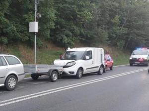 Řidička u Hosova jela blízko auta a narazila do něj. Celkem bourala čtyři vozidla