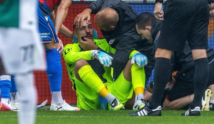 Plzeňský brankář Jedlička má po tvrdém zákroku zlomený nos a otřes mozku