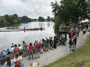 VIDEO: V Telči závodily dračí lodě. Fandit přišly stovky diváků