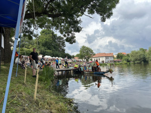 VIDEO: V Telči závodily dračí lodě. Fandit přišly stovky diváků