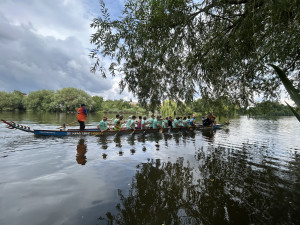VIDEO: V Telči závodily dračí lodě. Posádkám fandily stovky lidí