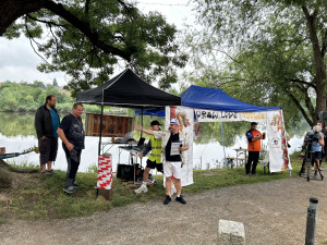 VIDEO: V Telči závodily dračí lodě. Fandit přišly stovky diváků