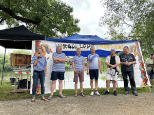 VIDEO: V Telči závodily dračí lodě. Fandit přišly stovky diváků