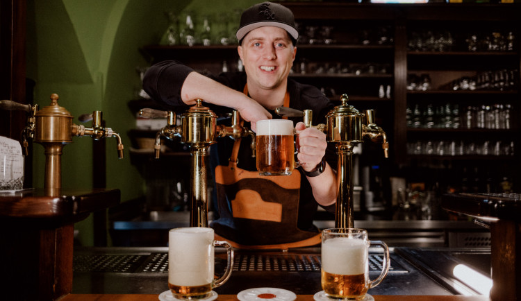 Výčepní ve Švédsku boří mýty o českém pivu. Vyvrací cizincům, že je pěna podfuk