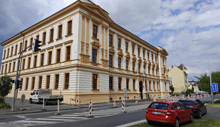 Fasáda historické budovy chlapecké školy září novotou. Má také ochranu proti holubům