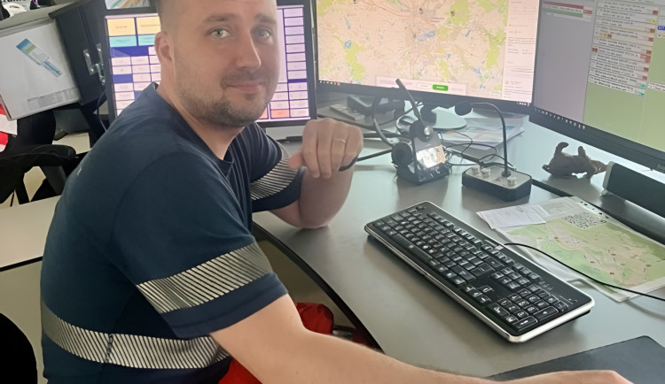 Bonbón uvízl v krku, syn se dusil. Život po telefonu zachránil operátor z Břeclavi