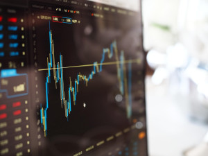 Finanční gramotnost Čechů mírně roste, nejvíce u mladých investorů