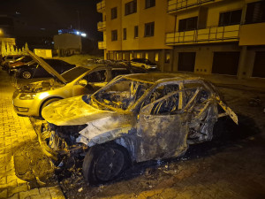 Úmrtí při požáru. V autě, kde uhořel člověk, explodovala propanbutanová lahev