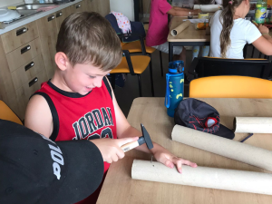 FOTO: Prázdninové propojení generací. Děti trávily část tábora i se seniory