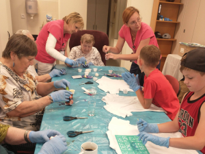 FOTO: Prázdninové propojení generací. Děti trávily část tábora i se seniory