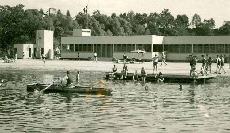 Jižní křídlo hlavní budovy koupaliště U českého mlýna na pravém břehu řeky Jihlavy v meziválečných letech