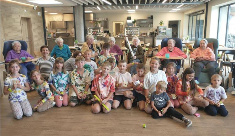 Prázdninové propojení generací. Děti trávily část tábora i se seniory