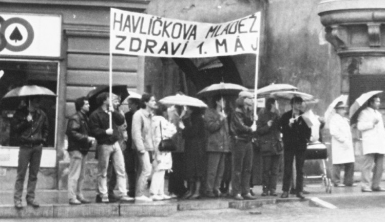 Havlíčkova mládež zdraví 1. máj v roce 1989. Foto: Jan Schneider