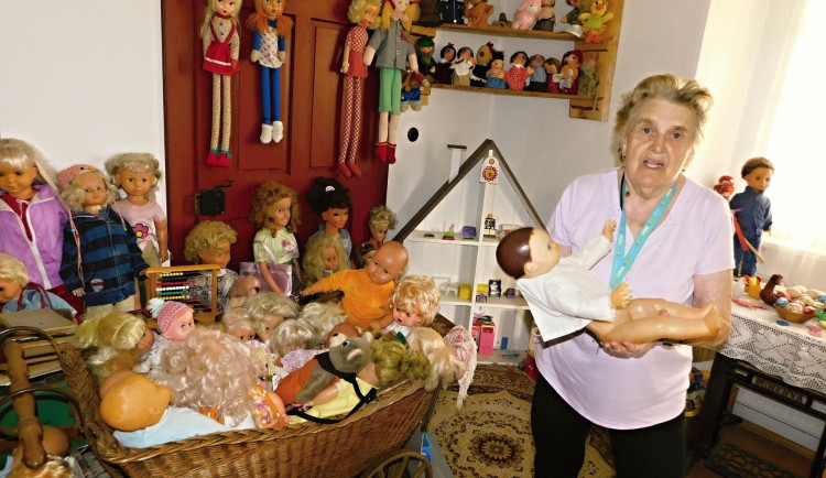 Muzeum v Bobrové má skoro tři tisíce panenek. Sbírá je Marie Roháčková