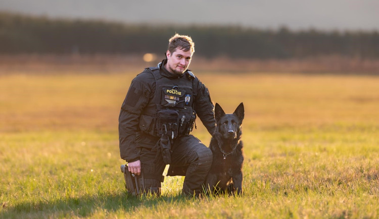 Devětadevadesátiletý muž se ztratil na houbách. Vypátral ho policejní pes