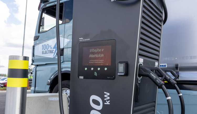 Elektrokamiony vítány. První dobíjecí centrum pro tahače v ČR vyrostlo na Prostějovsku