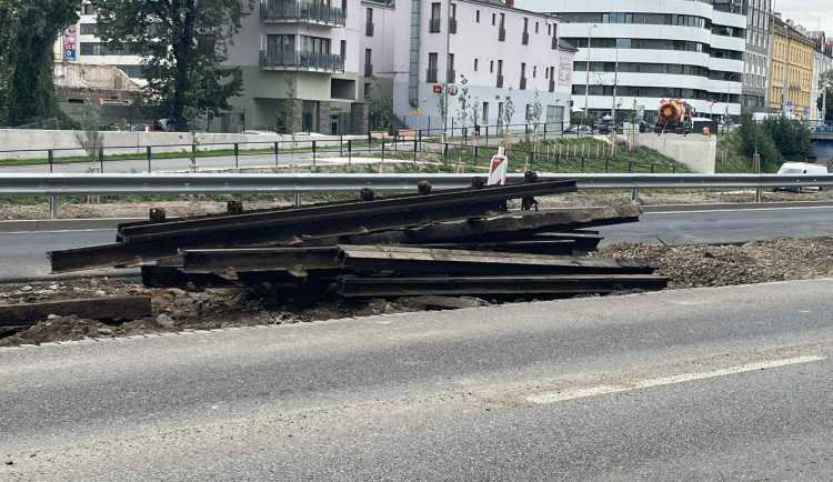 VIDEO: Vlečka z Poříčí dožívá. Koleje z výstaviště silničáři odstraní do konce srpna