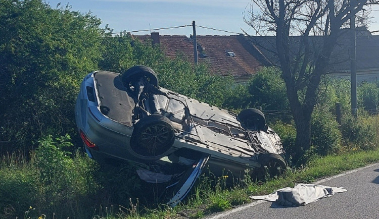 Řidička ráno havarovala a skončila s autem na střeše, měla 2,72 promile