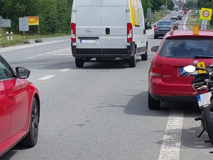 Havárie na motorce a poškozené dveře. Policii zaměstnávali sedmnáctiletí mladíci