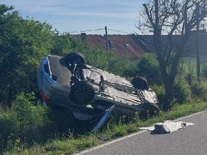 Řidička ráno havarovala a skončila s autem na střeše, měla 2,72 promile