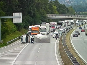 Na dálnici se převrátila dodávka a zablokovala všechny pruhy, směr na Brno stál
