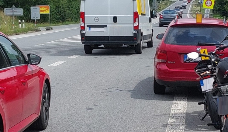 Havárie na motorce a poškozené dveře. Policii zaměstnávali sedmnáctiletí mladíci. Foto: Se svolením Policie ČR