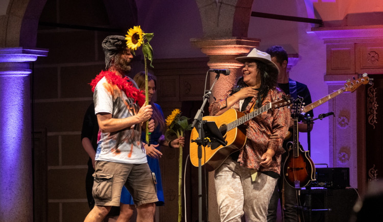 Festival Prázdniny v Telči dává prostor i začínajícím hvězdám, lákají i besedy. Foto: Se svolením Prázdniny v Telči / Toníno Volf