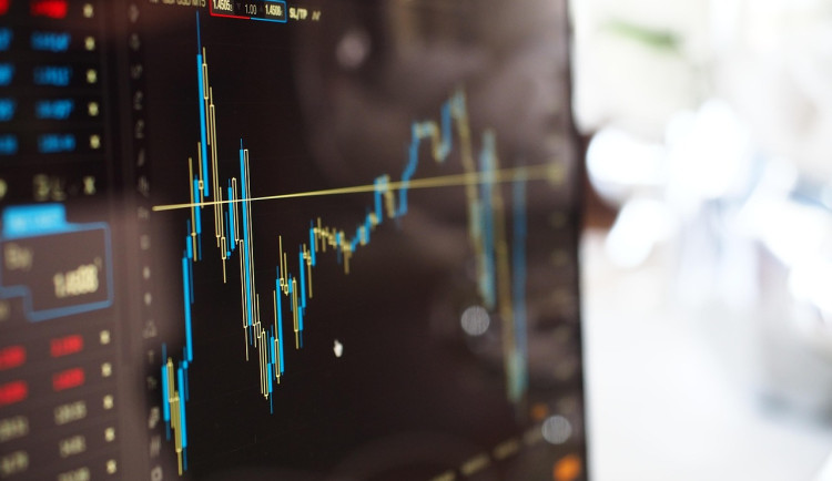 Finanční gramotnost Čechů mírně roste, nejvíce u mladých investorů