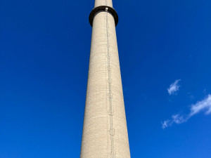 V Dukovanech zmizí historický komín. Rozebírá ho bagr na laně