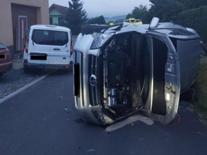 Jednapadesátiletá řidička převrátila auto na bok. Dechovou zkoušku odmítla